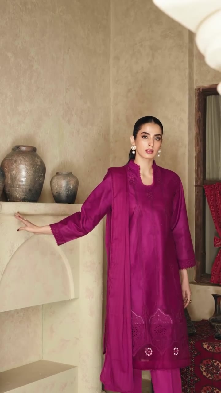 Model wearing Ghonché Mira