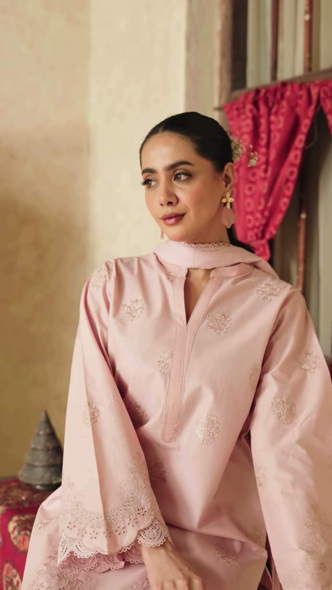 Model wearing Ghonché Pankhri
